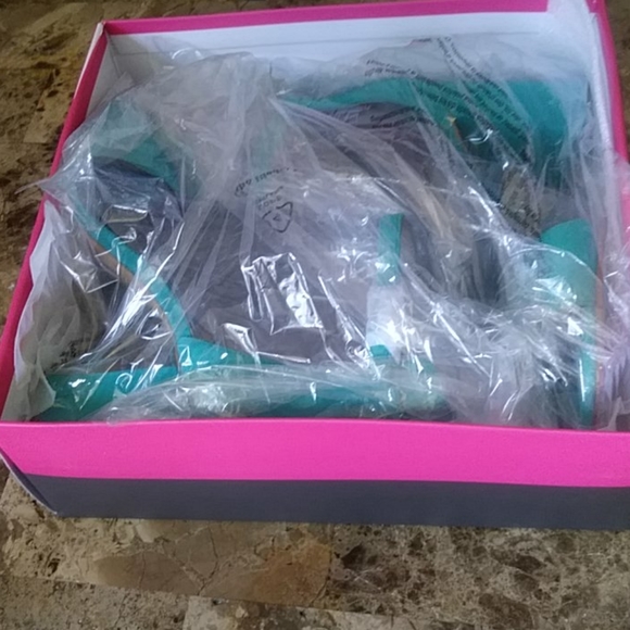 Brand new sandals winderly true suede Vince Camuto  size 10 still in the box - Picture 3 of 4